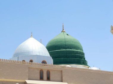 Hz. Peygamber 'in Camii' nin minare ve yeşil kubbesi ya da iki kutsal camiinin koruyucusunun yetki alanına giren büyük bir hac mekanı olan Mescid El Nabawi.