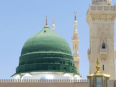 Hz. Peygamber 'in Camii' nin minare ve yeşil kubbesi ya da iki kutsal camiinin koruyucusunun yetki alanına giren büyük bir hac mekanı olan Mescid El Nabawi.