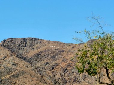 Medine 'nin kuzeyindeki bir dağ olan Uhud Dağı, İslam peygamberi Muhammed ile Kureyş kabilesinin putperestleri arasında ikinci bir savaşın yaşandığı yerdir.