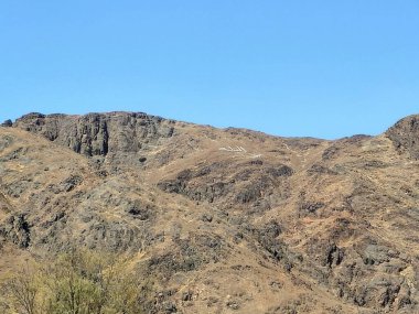 Medine 'nin kuzeyindeki bir dağ olan Uhud Dağı, İslam peygamberi Muhammed ile Kureyş kabilesinin putperestleri arasında ikinci bir savaşın yaşandığı yerdir.