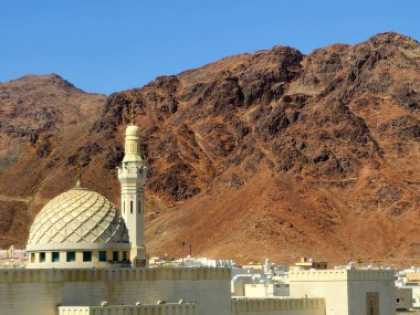 Medine 'nin kuzeyindeki bir dağ olan Uhud Dağı, İslam peygamberi Muhammed ile Kureyş kabilesinin putperestleri arasında ikinci bir savaşın yaşandığı yerdir.