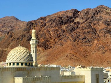 Medine 'nin kuzeyindeki bir dağ olan Uhud Dağı, İslam peygamberi Muhammed ile Kureyş kabilesinin putperestleri arasında ikinci bir savaşın yaşandığı yerdir.