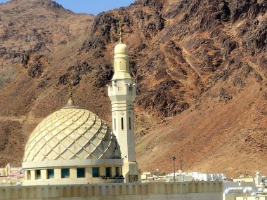 Medine 'nin kuzeyindeki bir dağ olan Uhud Dağı, İslam peygamberi Muhammed ile Kureyş kabilesinin putperestleri arasında ikinci bir savaşın yaşandığı yerdir.