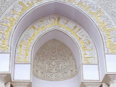 Aqsa Camii 'nin değiştirilmesinden sonra El-Kahire' ye yönelen Yeni Kâbe 'de, Medine' nin farklı yönlerinde iki mihrabın (nikâh kıyılmış) bulunduğu İki Kabil Camii bulunmaktadır.