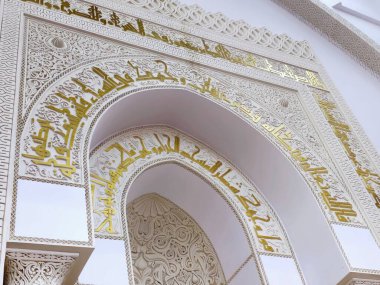 Aqsa Camii 'nin değiştirilmesinden sonra El-Kahire' ye yönelen Yeni Kâbe 'de, Medine' nin farklı yönlerinde iki mihrabın (nikâh kıyılmış) bulunduğu İki Kabil Camii bulunmaktadır.