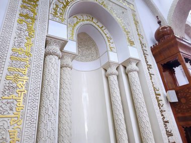 Aqsa Camii 'nin değiştirilmesinden sonra El-Kahire' ye yönelen Yeni Kâbe 'de, Medine' nin farklı yönlerinde iki mihrabın (nikâh kıyılmış) bulunduğu İki Kabil Camii bulunmaktadır.