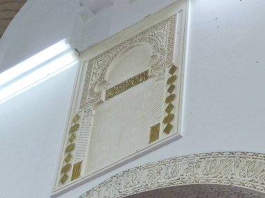 Kabe 'ye dönüşmeden önce El Aksa Camii' ne doğru eski bir kıblede, Medine 'nin farklı yönlerinde iki mihrabın (nikâhlar) bulunduğu Mescid-i Haram vardı.