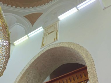 Kabe 'ye dönüşmeden önce El Aksa Camii' ne doğru eski bir kıblede, Medine 'nin farklı yönlerinde iki mihrabın (nikâhlar) bulunduğu Mescid-i Haram vardı.