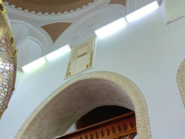 Kabe 'ye dönüşmeden önce El Aksa Camii' ne doğru eski bir kıblede, Medine 'nin farklı yönlerinde iki mihrabın (nikâhlar) bulunduğu Mescid-i Haram vardı.