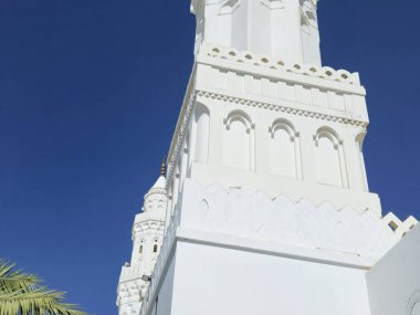 İki Qiblatayn Camii 'nin dış cephesinde, farklı yönlerde iki mihrablar (kıbleyi gösteren oyuklar) vardı, Qibla Aqsa' dan Kabe 'ye dönüştü.