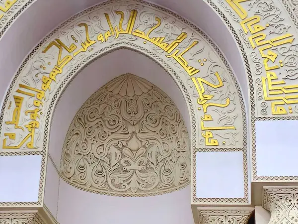 Aqsa Camii 'nin değiştirilmesinden sonra El-Kahire' ye yönelen Yeni Kâbe 'de, Medine' nin farklı yönlerinde iki mihrabın (nikâh kıyılmış) bulunduğu İki Kabil Camii bulunmaktadır.