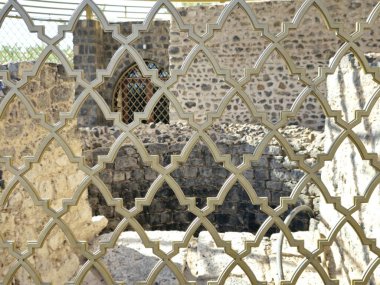 Peygamber Muhammed 'e bağlı tarihi bir mekan olan Al Ghars' ın, Quba Camii yakınlarında temellerle çevrili bazalt taşlarla kaplı olduğu söylenir.