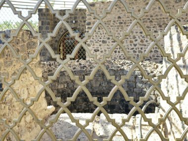 Peygamber Muhammed 'e bağlı tarihi bir mekan olan Al Ghars' ın, Quba Camii yakınlarında temellerle çevrili bazalt taşlarla kaplı olduğu söylenir.