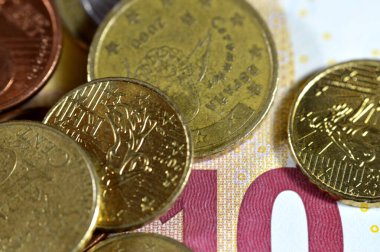 Avrupa para banknotları ve 10 avroluk bozuk para ve 1, 2 avro, 50 sent, 20, 10, 5, 2 ve 1 sentlik Avrupa Birliği para enflasyonu. büyüme ve ekonomik değerler kavramı