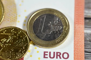 Avrupa para banknotları ve 10 avroluk bozuk para ve 1, 2 avro, 50 sent, 20, 10, 5, 2 ve 1 sentlik Avrupa Birliği para enflasyonu. büyüme ve ekonomik değerler kavramı