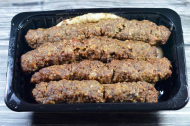 Kufta Ortadoğu Arap mutfağı geleneksel yemek bifteği Kofta, kebap ve tarb kofta şiş kıyma, Arap usulü ızgara ızgara et, Mısır Aish pide ekmeği.