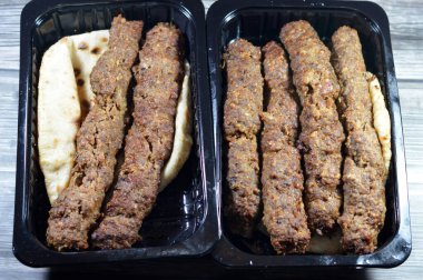 Kufta Ortadoğu Arap mutfağı geleneksel yemek bifteği Kofta, kebap ve tarb kofta şiş kıyma, Arap usulü ızgara ızgara et, Mısır Aish pide ekmeği.