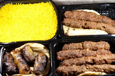 Arap mutfağı Kofta bifteği, kebap ve tarb kofta şiş. Sarı Basmati pirinçli kıyma, uzun sarı pirinçli ızgara et yemeği, seçici odaklı.