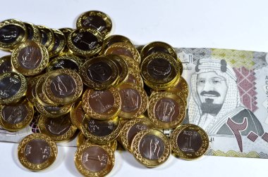 1 Suudi Arabistan riyal para birimi yığınında 200 SAR 'da kral Salman, 200 Suudi Arabistan riyalist banknotunda Kral AbdulAziz Al Suud ve Vizyon 2030, ekonomi ve para kavramı yer alıyor.