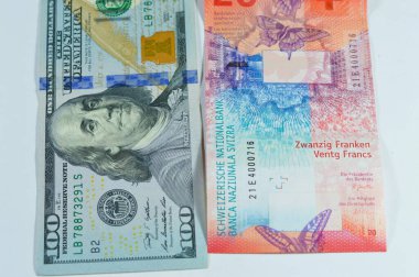 İsviçre nakit parası İsviçre frangı ve Amerika Birleşik Devletleri para banknotları, Amerikan doları ve İsviçre frangı CHF döviz kuru, para değeri, enflasyon, büyüme ve ekonomik konsept
