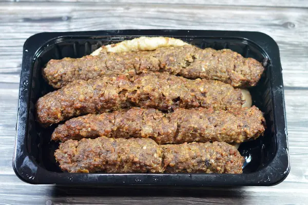 Kufta Ortadoğu Arap mutfağı geleneksel yemek bifteği Kofta, kebap ve tarb kofta şiş kıyma, Arap usulü ızgara ızgara et, Mısır Aish pide ekmeği.