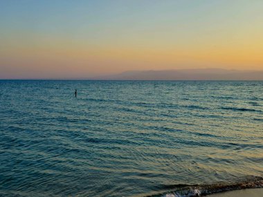 Yazın gün ışığında Mısır 'ın güney Sina' sında kızıl deniz, deniz dalgalı insanların olmadığı doğal panoramik boş sahil, seçici bir odak noktası olan sahile vurur.
