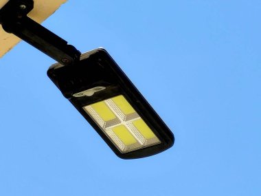 LED boncuklu güneş ışığı, güneş panelleri, hareket sensörlü kutup ışığı, evlerin önünde ve evin park alanlarında kullanmak için temiz yenilenebilir enerji.