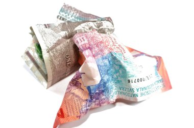 Kırışık Mısır Poundu EGP LE, buruşuk ve katlanmış İsviçre frangı CHF, para banknotları, bankacılık, ekonomi, büyüme ve enflasyon kavramı, katlanmış Avrupa para nakit ve ekonomi krizi, döviz kuru