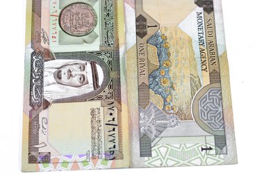 Eski bir Suudi Arabistan banknot tasarısı, 1 Riyal SAR Fahd bin Abdulaziz Al Suud, İki Kutsal Cami 'nin bekçisi ve Suudi Arabistan Kralı 1982 - 2005, iki kılıcın ulusal amblemi