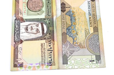 Eski bir Suudi Arabistan banknot tasarısı, 1 Riyal SAR Fahd bin Abdulaziz Al Suud, İki Kutsal Cami 'nin bekçisi ve Suudi Arabistan Kralı 1982 - 2005, iki kılıcın ulusal amblemi