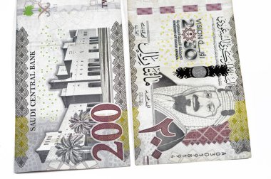 200 SAR 200 Suudi Arabistan riyali, Kral Abdül Aziz Al Suud, 2030 Suudi krallığı vizyonu ve Suudi merkez bankası tarafından Riyad City 'de yayınlanan Kasr Al Hukm yer alıyor.