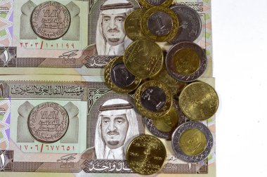 Eski bir Suudi Arabistan banknotu, 1 Riyal SAR Fahd bin Abdulaziz Al Suud, İki Kutsal Cami 'nin bekçisi ve Suudi Arabistan Kralı' nın 2, 1, 5, çeyrek ayinlik sikkeleri var.