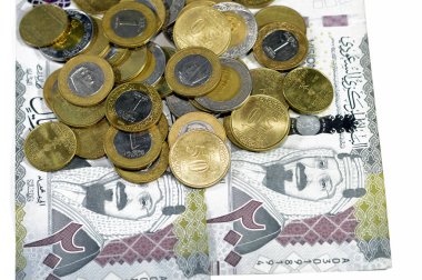 200 SAR 200 Suudi Arabistan riyali, 2030 yılında Kral Abdul Aziz Al Suud ve Suudi krallığı vizyonunda 2 riyal, 1, yarım ve çeyrek riyal içeriyordu.