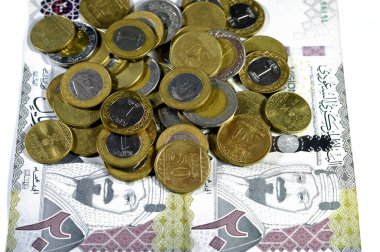 200 SAR 200 Suudi Arabistan riyali, 2030 yılında Kral Abdul Aziz Al Suud ve Suudi krallığı vizyonunda 2 riyal, 1, yarım ve çeyrek riyal içeriyordu.