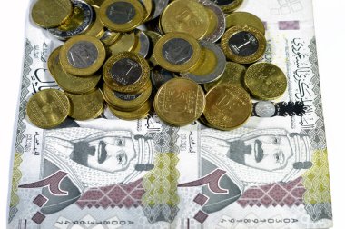 200 SAR 200 Suudi Arabistan riyali, 2030 yılında Kral Abdul Aziz Al Suud ve Suudi krallığı vizyonunda 2 riyal, 1, yarım ve çeyrek riyal içeriyordu.