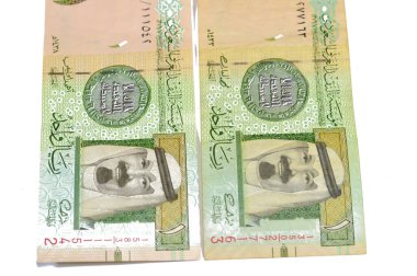 1 SAR 'ın Obverse tarafında bir Suudi Arabistan riyal banknotunda Kral Abdullah Bin AbdulAziz ve 1. İslami sikke, eski eski Suudi parası, riyaller para kavramını destekliyor.