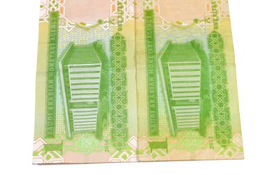 1 SAR 'ın ters tarafında Suudi Arabistan riyal banknotlarından biri Suudi Arabistan Para Ajansı' nın genel merkezi ve Suudi Arabistan 'ın eski model eski Suudi parasının silahları yer alıyor.