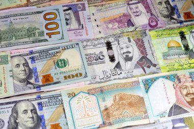 Amerikan para banknotları USD ve SAR Suudi Arabistan para banknotları riyallerin banknotları, farklı değerler, para ve ekonomik durum para birimi, enflasyon, döviz kuru ve büyüme kavramı