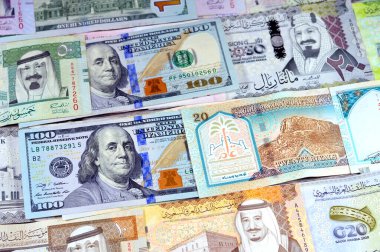 Amerikan para banknotları USD ve SAR Suudi Arabistan para banknotları riyallerin banknotları, farklı değerler, para ve ekonomik durum para birimi, enflasyon, döviz kuru ve büyüme kavramı