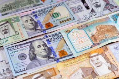 Amerikan para banknotları USD ve SAR Suudi Arabistan para banknotları riyallerin banknotları, farklı değerler, para ve ekonomik durum para birimi, enflasyon, döviz kuru ve büyüme kavramı