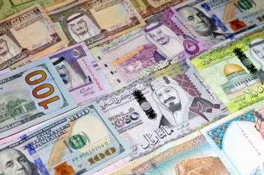 Amerikan para banknotları USD ve SAR Suudi Arabistan para banknotları riyallerin banknotları, farklı değerler, para ve ekonomik durum para birimi, enflasyon, döviz kuru ve büyüme kavramı