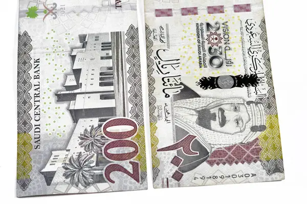 200 SAR 200 Suudi Arabistan riyali, Kral Abdül Aziz Al Suud, 2030 Suudi krallığı vizyonu ve Suudi merkez bankası tarafından Riyad City 'de yayınlanan Kasr Al Hukm yer alıyor.