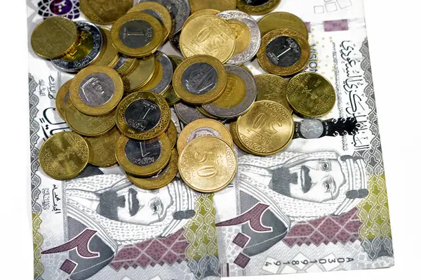 200 SAR 200 Suudi Arabistan riyali, 2030 yılında Kral Abdul Aziz Al Suud ve Suudi krallığı vizyonunda 2 riyal, 1, yarım ve çeyrek riyal içeriyordu.