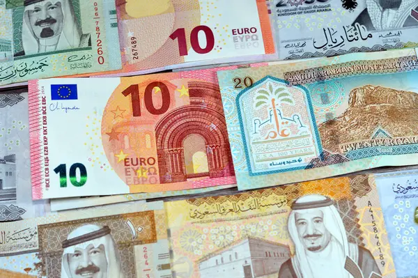 Avrupa parası Euro ve SAR Suudi Arabistan para banknotları, farklı değerler, para ve ekonomik statü para birimi, enflasyon, döviz kuru ve büyüme konsepti