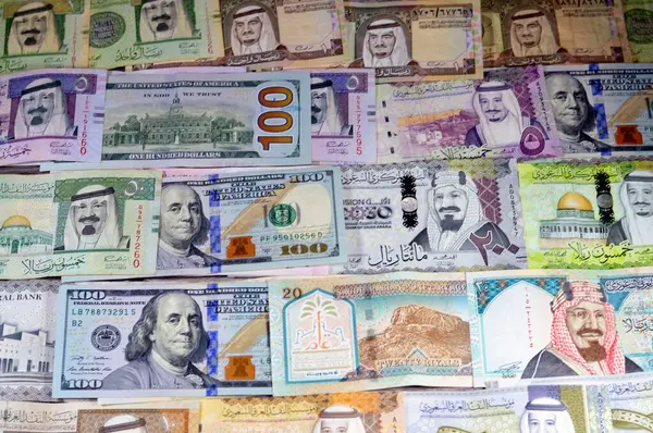 Amerikan para banknotları USD ve SAR Suudi Arabistan para banknotları riyallerin banknotları, farklı değerler, para ve ekonomik durum para birimi, enflasyon, döviz kuru ve büyüme kavramı