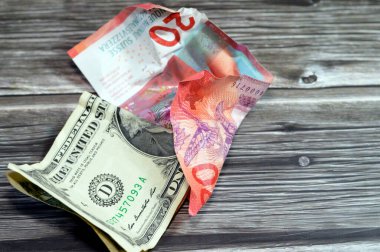Amerikan doları buruşmuş banknot, İsviçre CHF frankı buruşmuş, ezilmiş ve katlanmış, para banknotları, bankacılık, ekonomi, büyüme ve enflasyon konsepti, Avrupa para nakit ve ekonomi krizini katladı