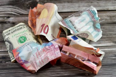 Buruşuk ve buruşuk, 100 EGP LE Mısır sterlini, 1 ABD doları, 10 EUR, 20 CHF İsviçre Frangı, bankacılık, ekonomik, büyüme ve enflasyon kavramının arka planı