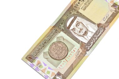 Eski bir Suudi Arabistan banknotunun ters tarafında, 1 Riyal SAR 'da 1982' den 2005 'e kadar Suudi Arabistan Kralı ve İki Kutsal Cami Muhafızı Fahd bin Abdulaziz Al Suud yer alıyor.