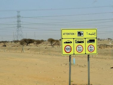 Suudi Arabistan Krallığı 'nda Mekke Medine karayolu, turizm ve hac kavramlarındaki farklı araçlar için hız sınırı tabelası