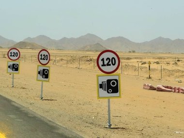 Suudi Arabistan Krallığı 'nda Mekke Medine karayolu, turizm ve hac kavramında hız kameralı yol tabelasıyla 120 km maksimum hız sınırı tabelası